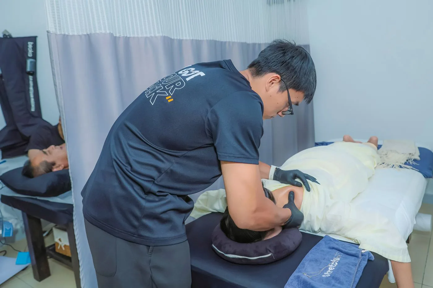 Chuyên viên trị liệu thực hiện manual therapy trong một buổi trị liệu thực tế