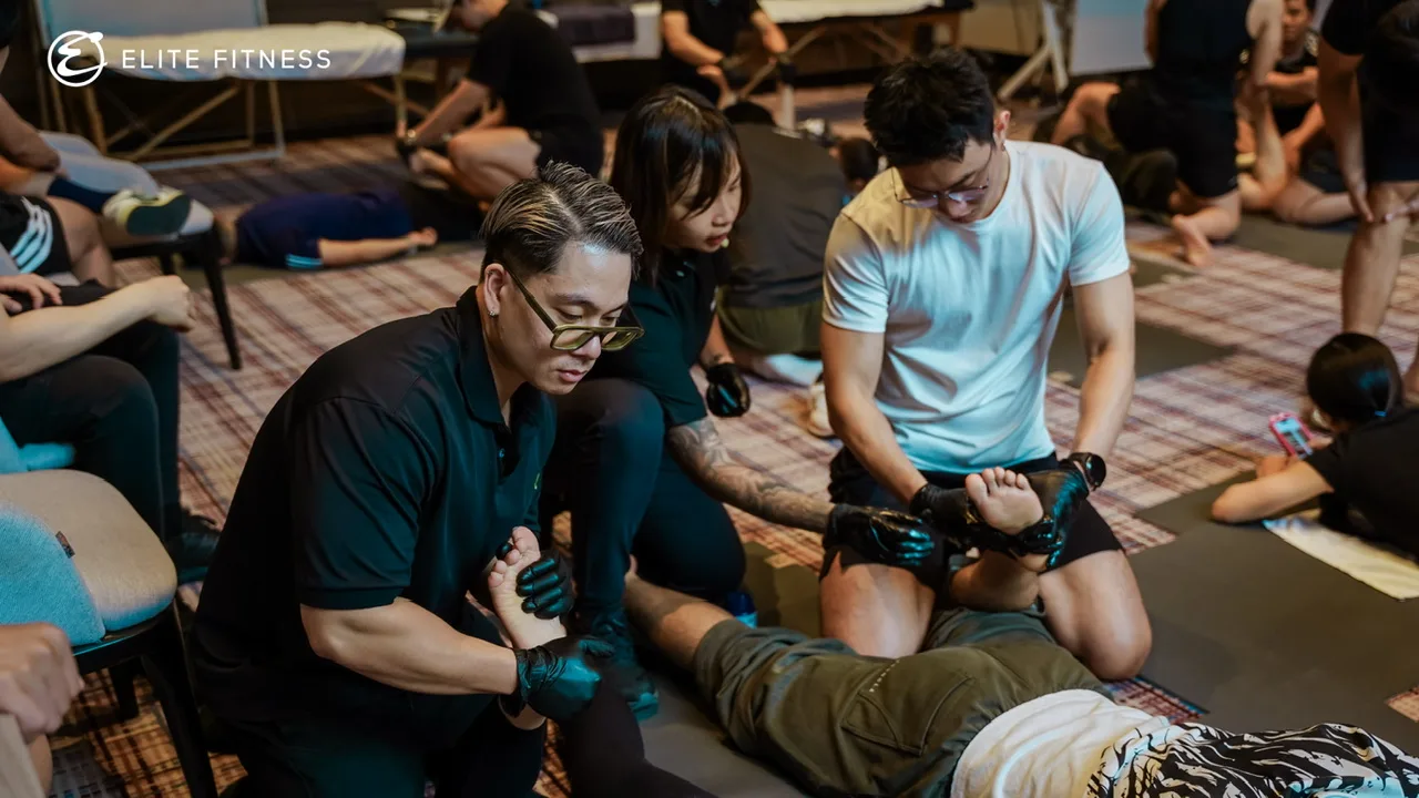 Các huấn luyện viên Elite Fitness thực hành kỹ thuật phục hồi vận động theo nhóm nhỏ dưới sự hướng dẫn của đội ngũ chương trình.