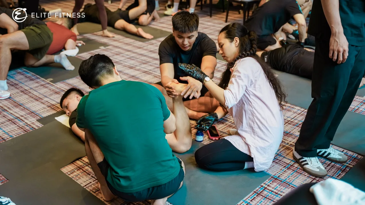 Các huấn luyện viên Elite Fitness thực hành kỹ thuật phục hồi vận động theo nhóm nhỏ dưới sự hướng dẫn của đội ngũ chương trình.
