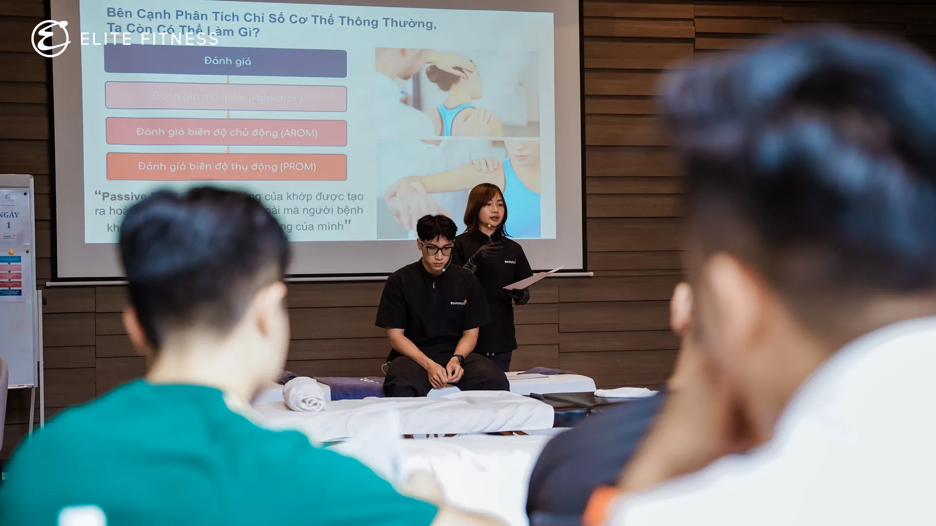 Học viên thực hành kỹ thuật mô mềm vùng lưng trên trong chương trình đào tạo phục hồi vận động Road2Rehab × Elite Fitness.