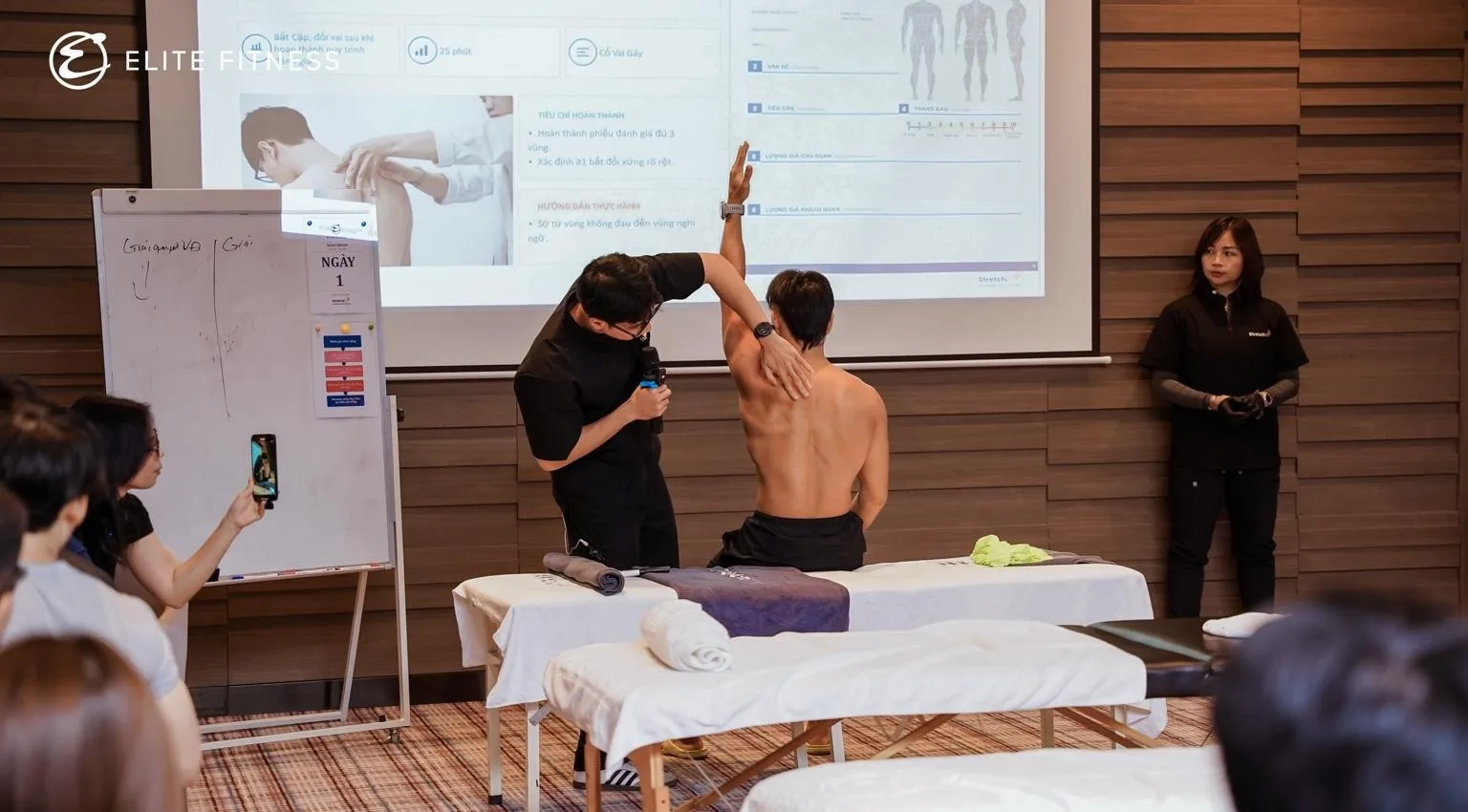 Giảng viên minh họa đánh giá vận động vùng vai cho học viên trong chương trình Road2Rehab × Elite Fitness. Giảng viên minh họa đánh giá vận động vùng vai cho học viên trong chương trình Road2Rehab × Elite Fitness.