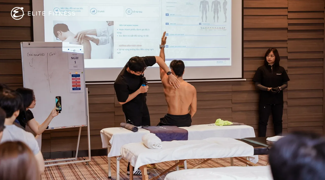 Giảng viên minh họa đánh giá vận động vùng vai cho học viên trong chương trình Road2Rehab × Elite Fitness.