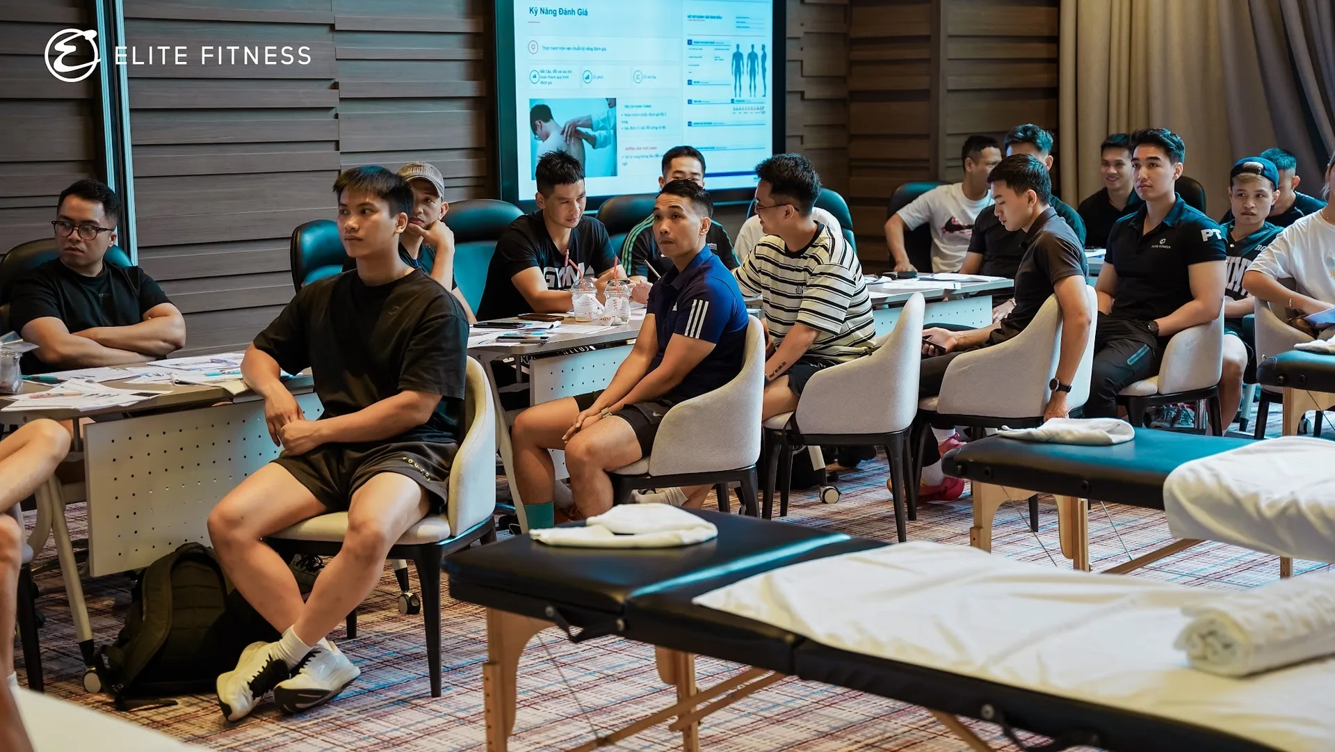 Học viên Elite Fitness quan sát giảng viên hướng dẫn đánh giá chuyển động vai trong ngày đầu chương trình Road2Rehab.