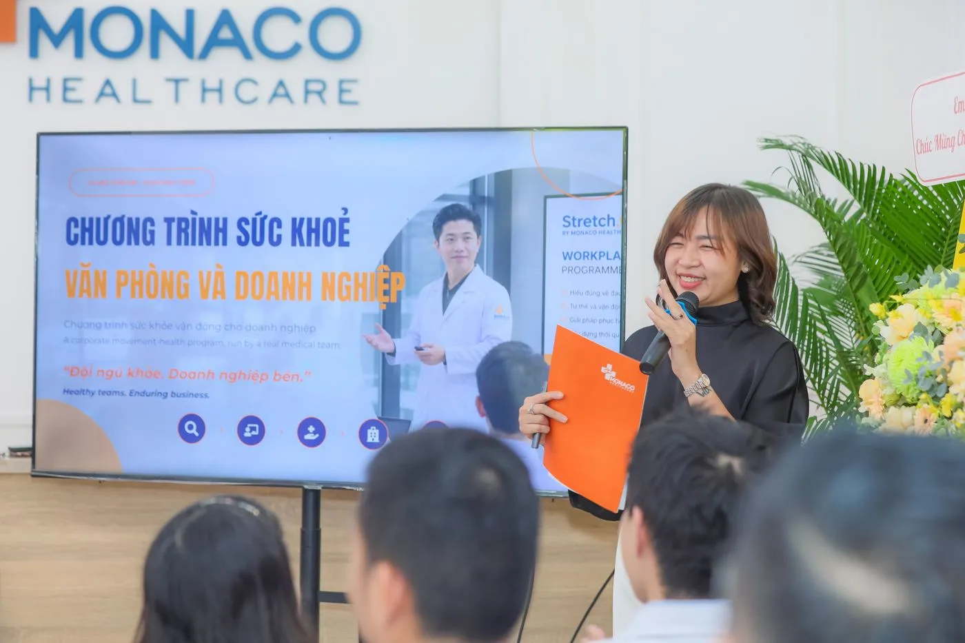 Đại diện Stretch.vn giới thiệu Chương trình sức khỏe vận động dành cho văn phòng và doanh nghiệp (Corporate Movement Health Program)