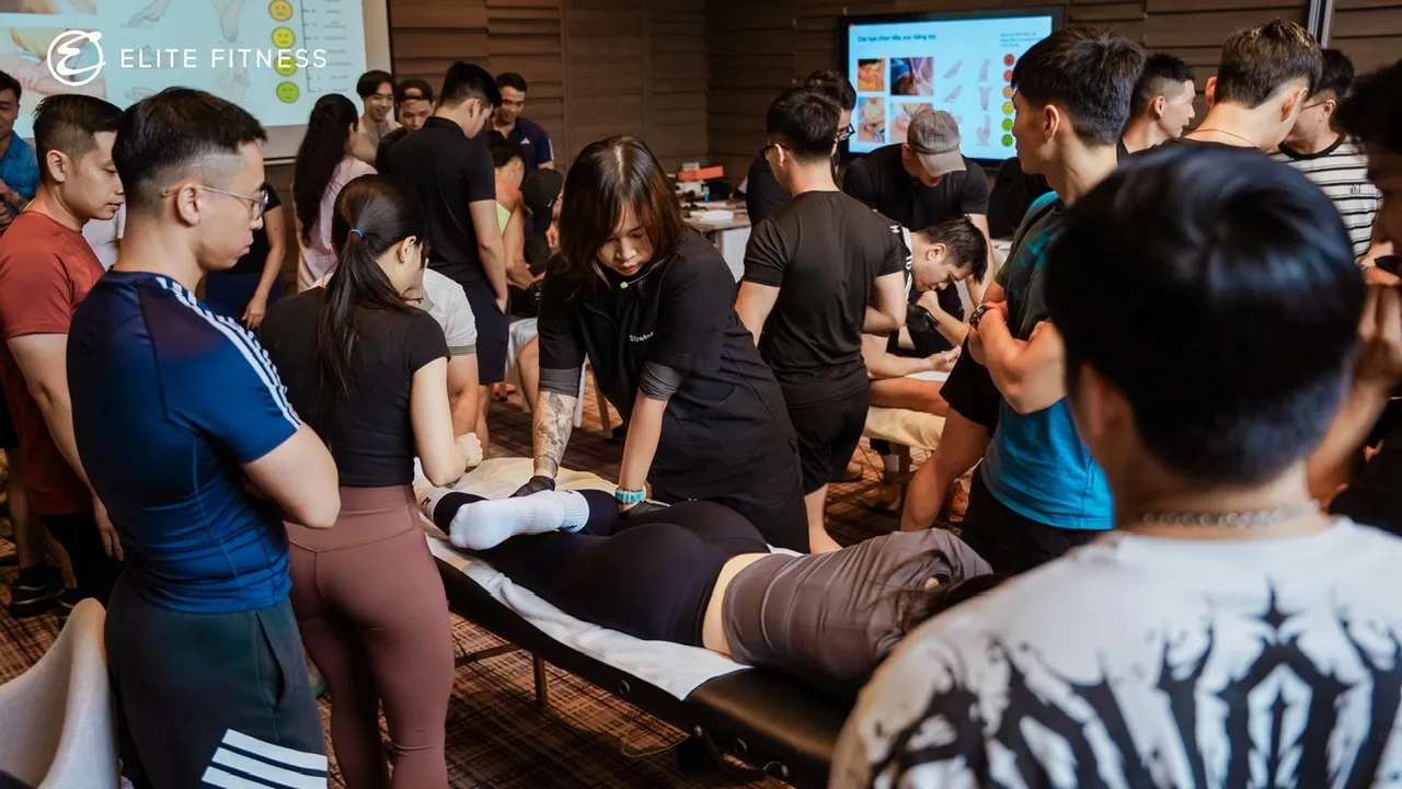 Huấn luyện viên thực hành kỹ thuật phục hồi vận động dưới sự quan sát của các học viên khác trong chương trình Road2Rehab.