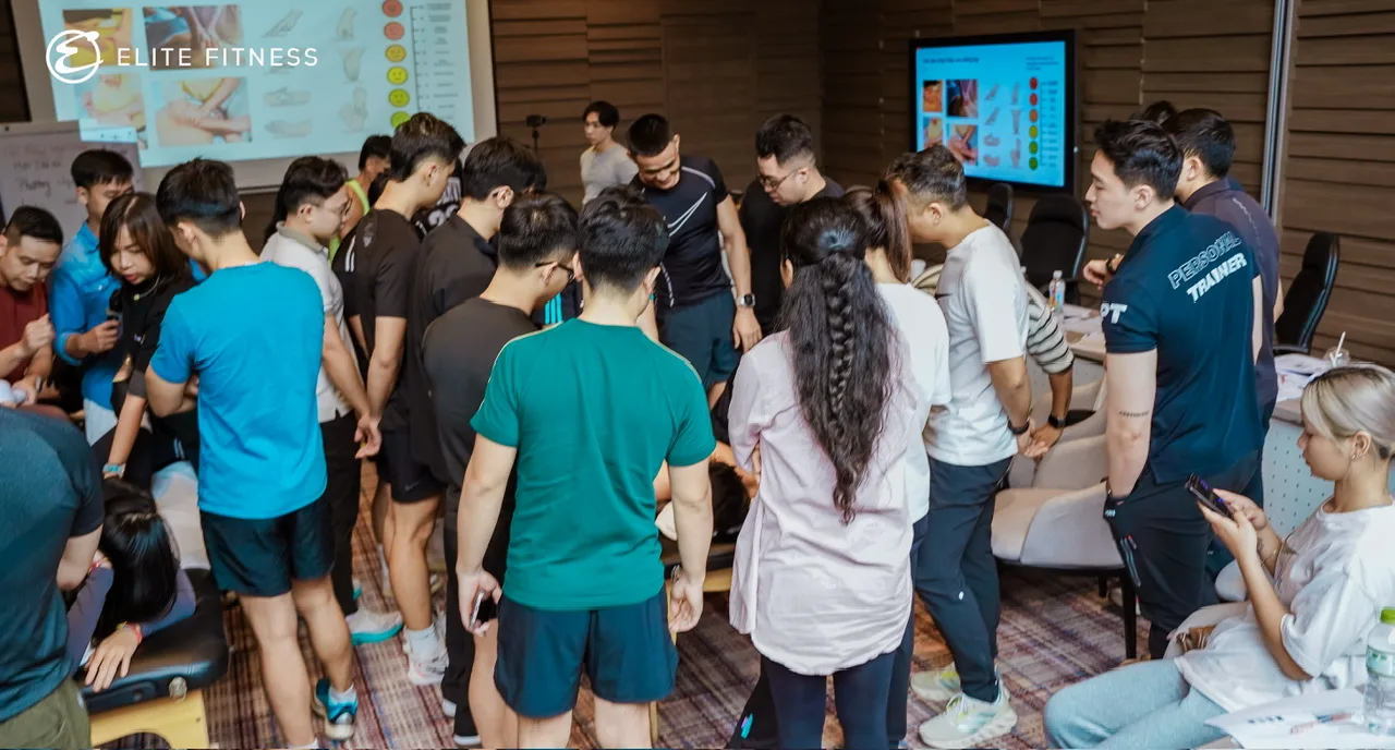 Huấn luyện viên thực hành kỹ thuật phục hồi vận động dưới sự quan sát của các học viên khác trong chương trình Road2Rehab.