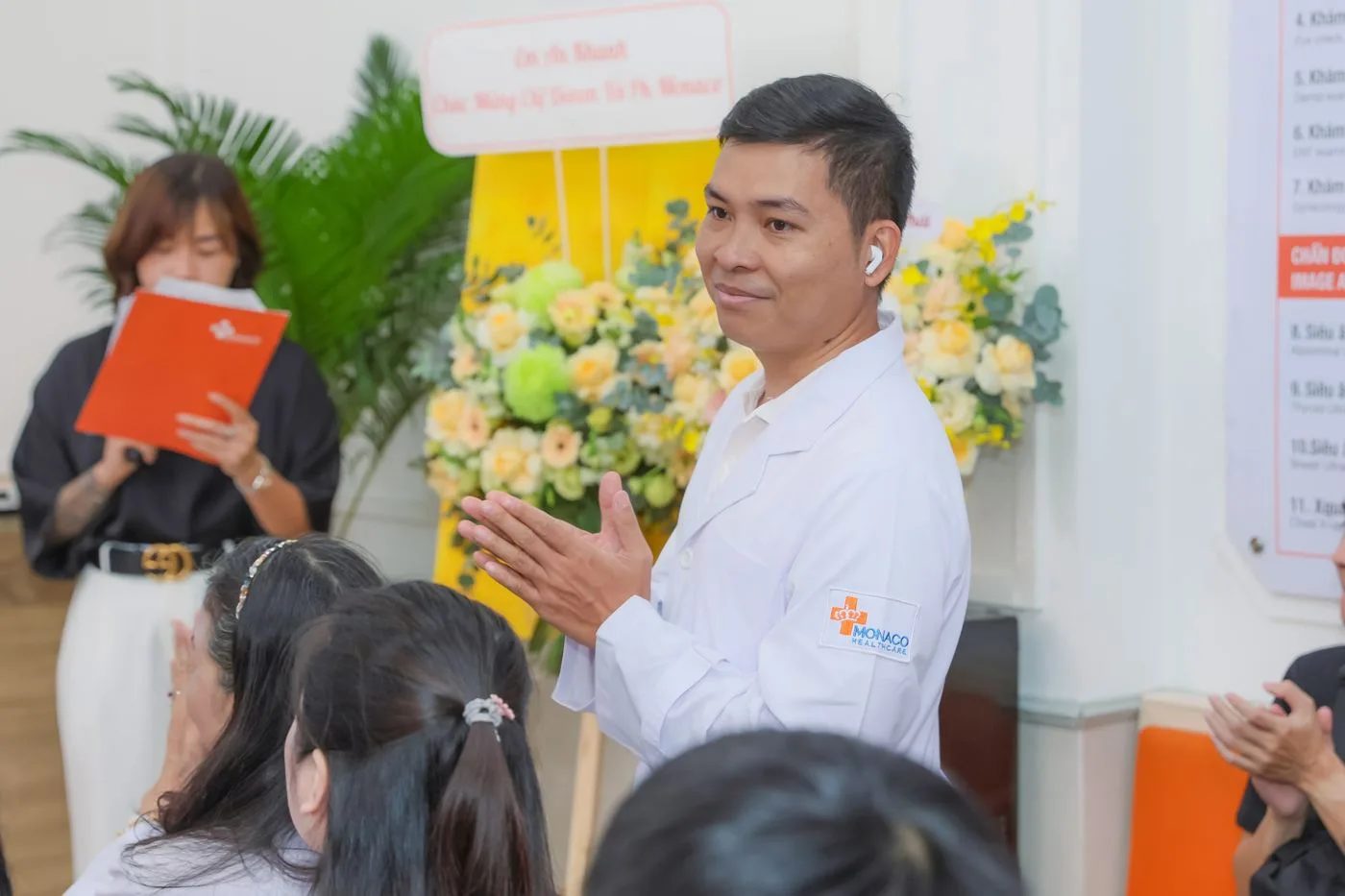 Bác sĩ Phục hồi chức năng nhận những tràng pháo tay từ khách mời sau phần chia sẻ chuyên môn