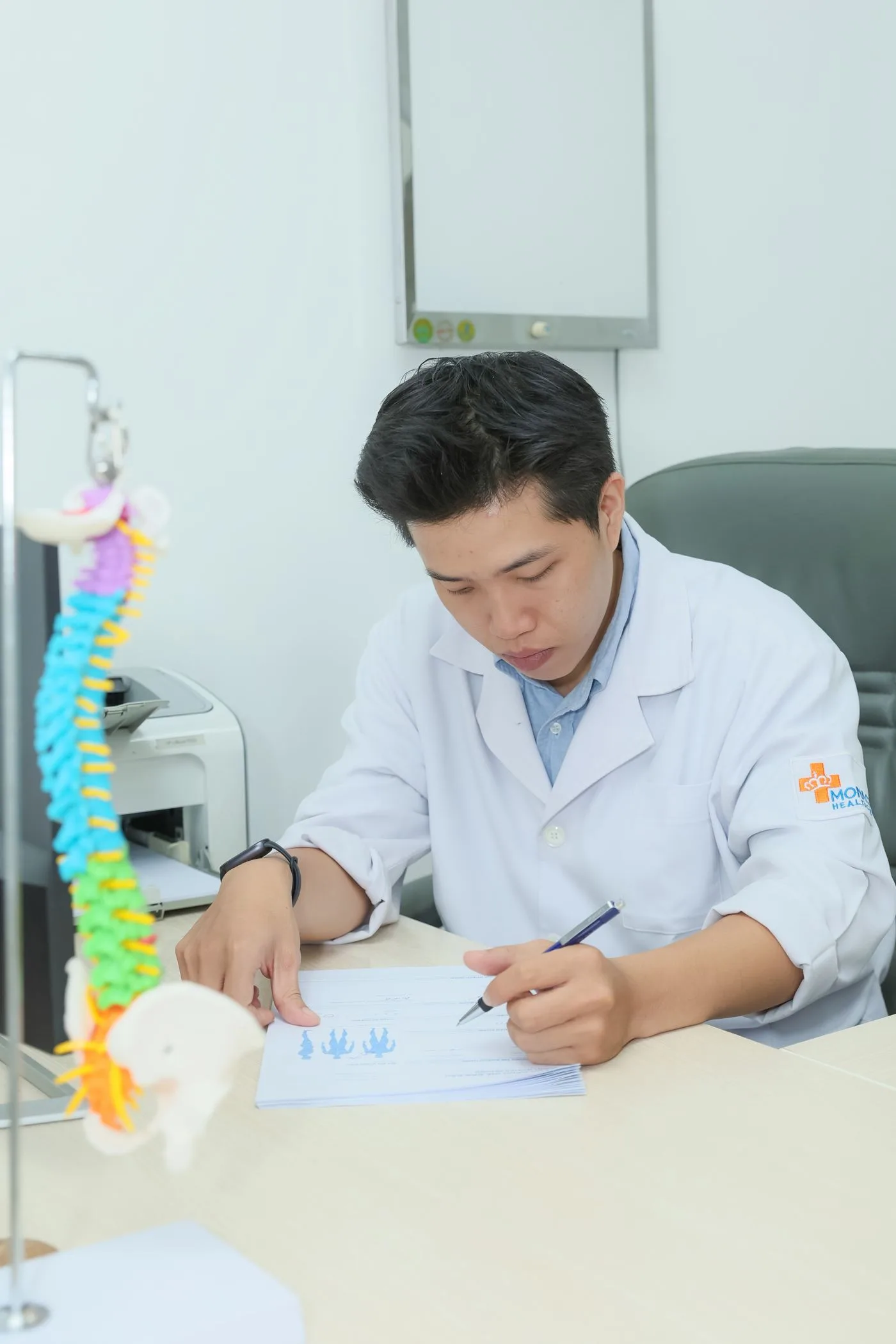 Bác sĩ ghi nhận hồ sơ đánh giá vận động cho khách hàng