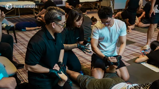 Học viên thực hành kỹ thuật phục hồi vận động trên thảm trong chương trình Road2Rehab × Elite Fitness tại Hà Nội.