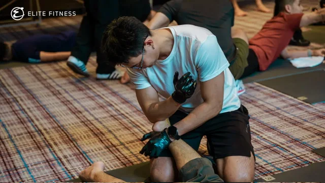 Học viên thực hành kỹ thuật phục hồi vận động trên thảm trong chương trình Road2Rehab × Elite Fitness tại Hà Nội.
