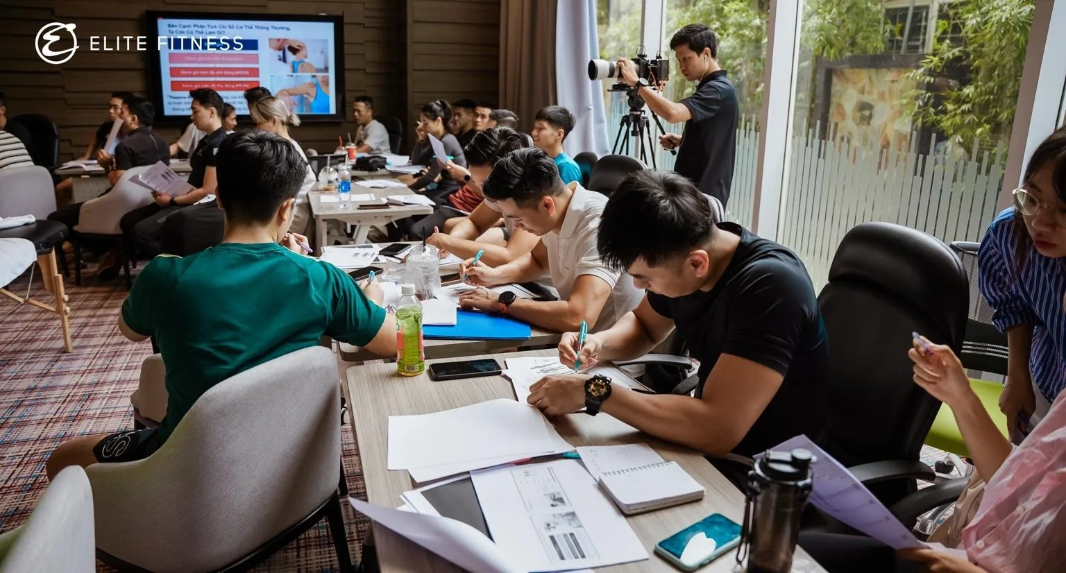 Huấn luyện viên Elite Fitness làm việc theo nhóm, ghi chép và trao đổi trong chương trình đào tạo Road2Rehab tại Hà Nội. Huấn luyện viên Elite Fitness làm việc theo nhóm, ghi chép và trao đổi trong chương trình đào tạo Road2Rehab tại Hà Nội.
