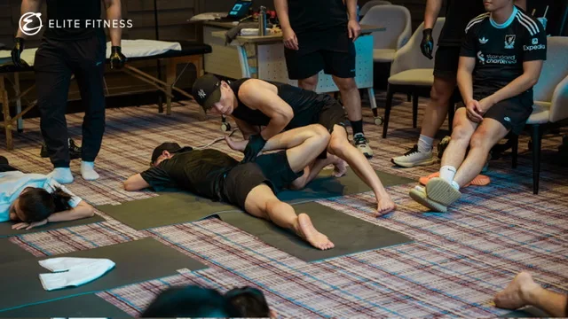 Học viên thực hành kỹ thuật phục hồi vận động trên thảm trong chương trình Road2Rehab × Elite Fitness tại Hà Nội.