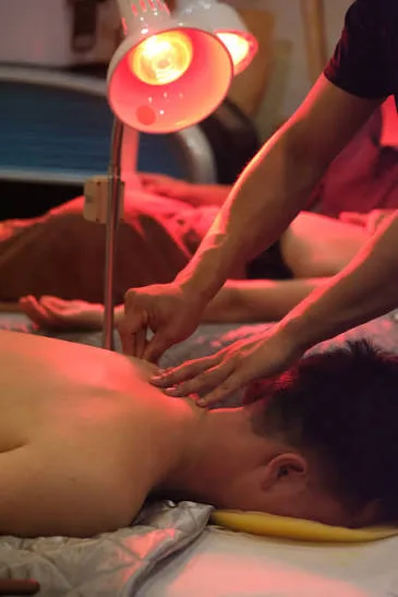Xoa bóp bấm huyệt là gì? Khác massage thư giãn thế nào?