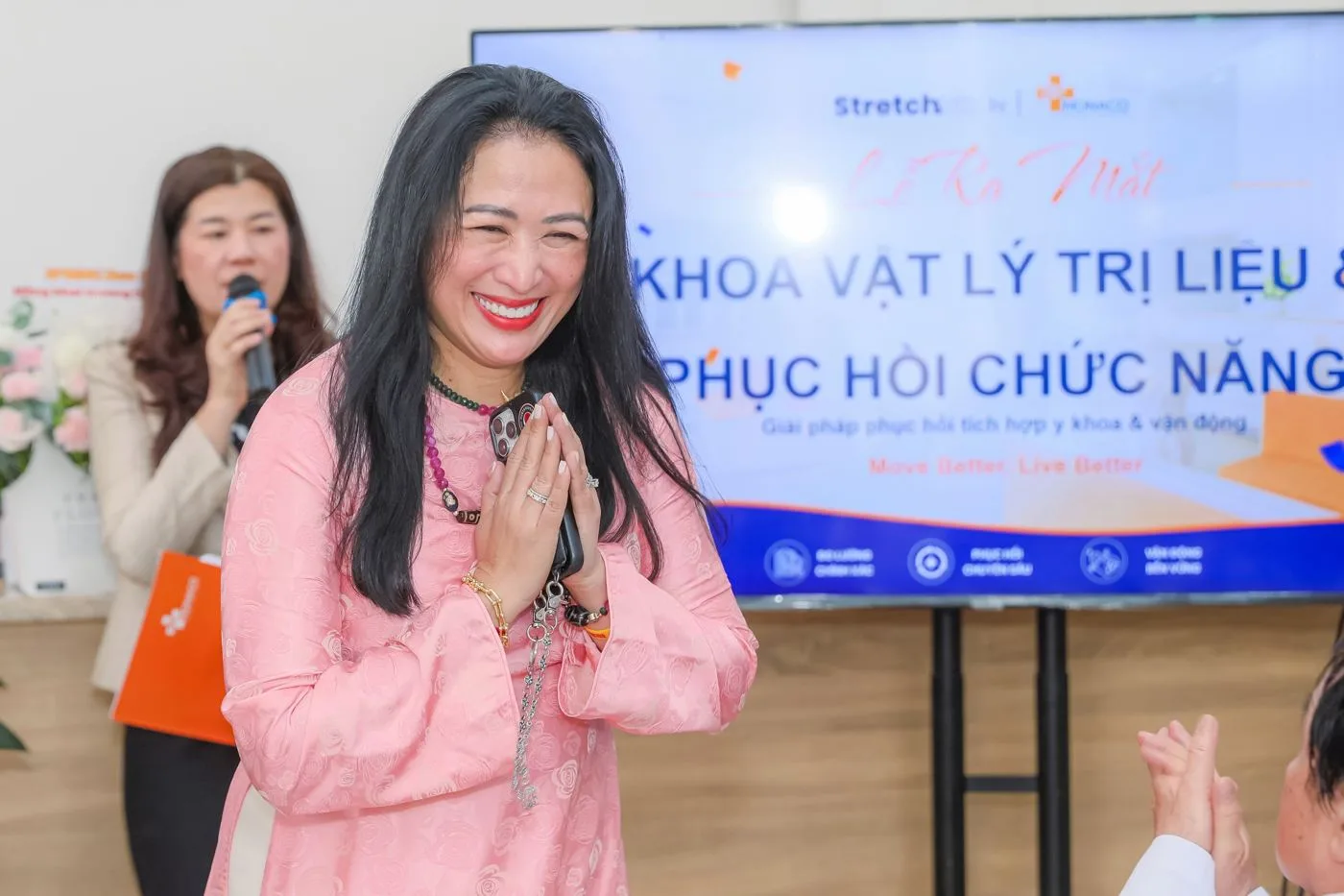 Khoảnh khắc xúc động khi Ban Lãnh đạo gửi lời cảm ơn đến toàn thể khách mời và đội ngũ y bác sĩ