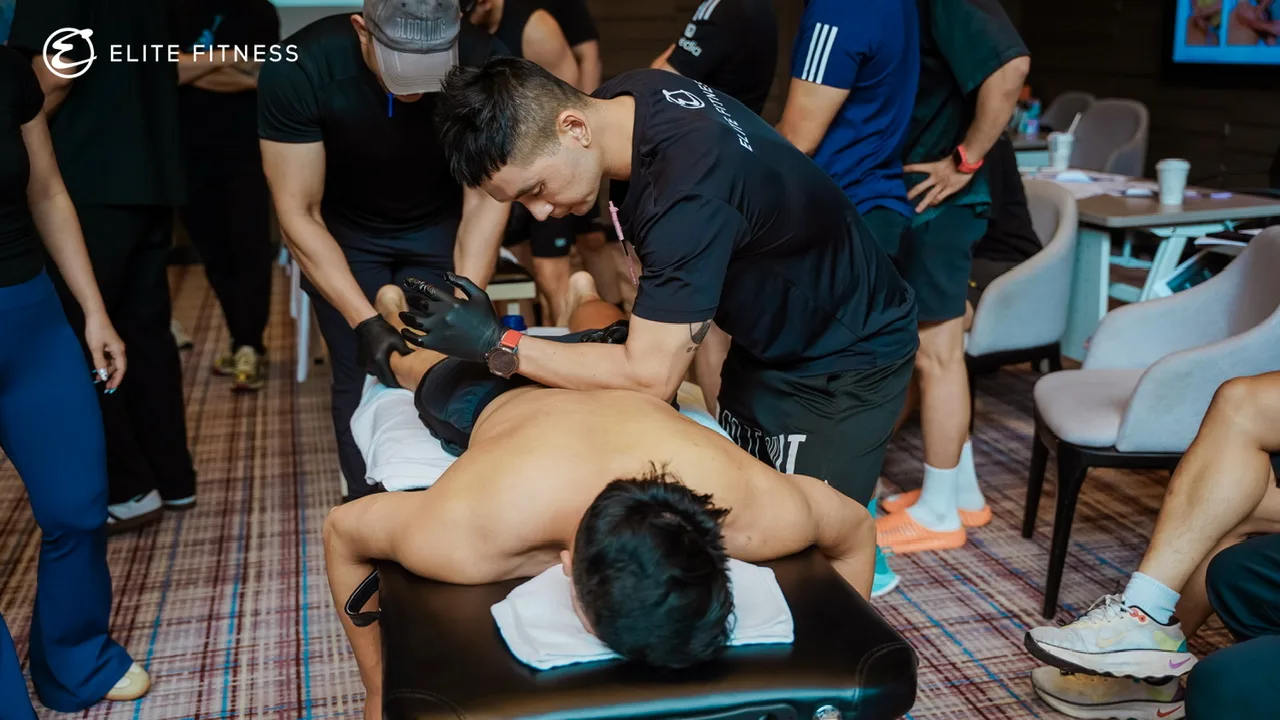 Học viên thực hành kỹ thuật mô mềm vùng lưng trên trong chương trình đào tạo phục hồi vận động Road2Rehab × Elite Fitness.