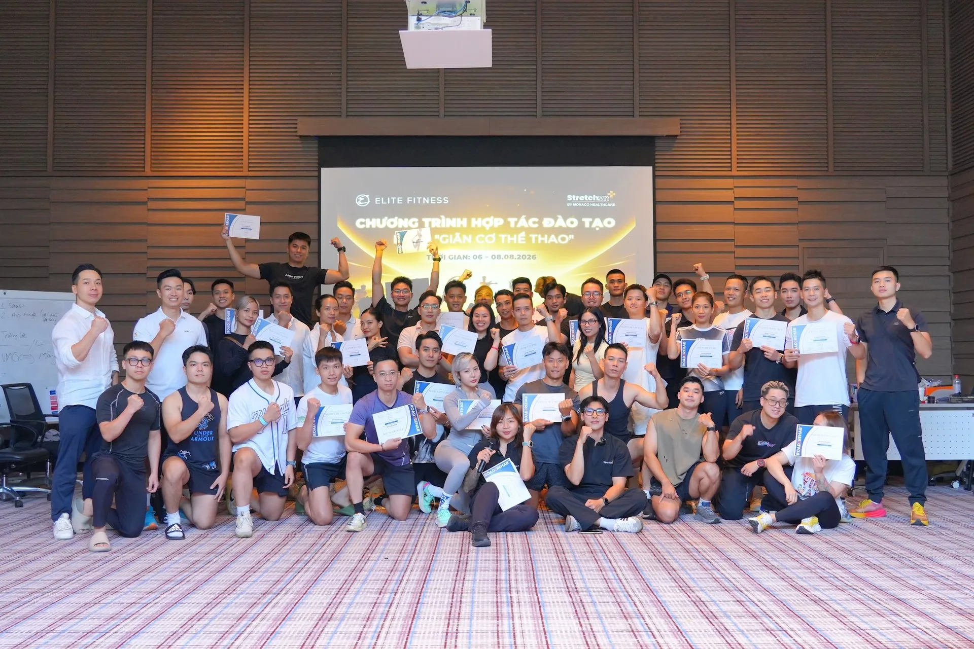 Ảnh tập thể học viên Elite Fitness và đội ngũ chương trình sau khóa đào tạo Road2Rehab tại Hà Nội tháng 8 năm 2026.