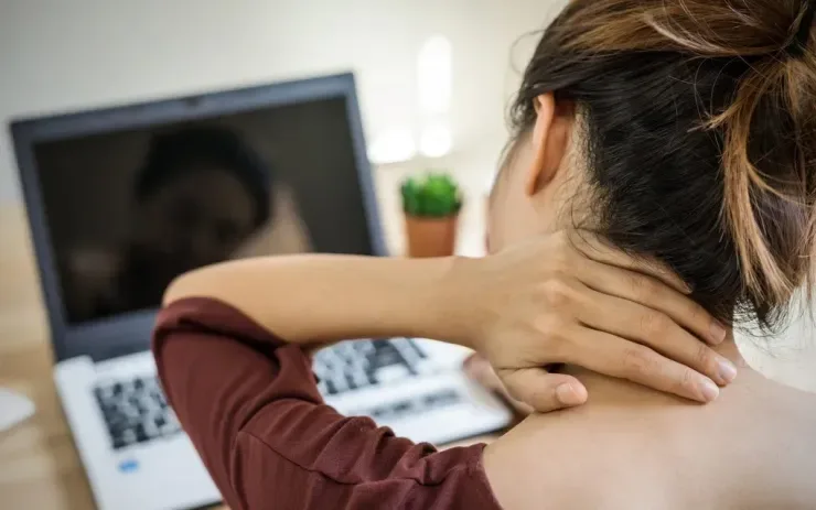 Giãn cổ vai gáy: thói quen nhỏ giúp dân văn phòng giảm đau mỗi ngày